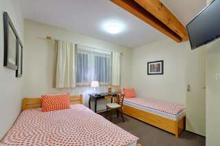 Отели типа «постель и завтрак» Bałtycka44 Rooms & Apartments Ольштын Двухместный номер с двуспальной кроватью и дополнительной кроватью-3