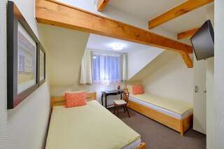 Отели типа «постель и завтрак» Bałtycka44 Rooms & Apartments Ольштын Двухместный номер с двуспальной кроватью и дополнительной кроватью-6